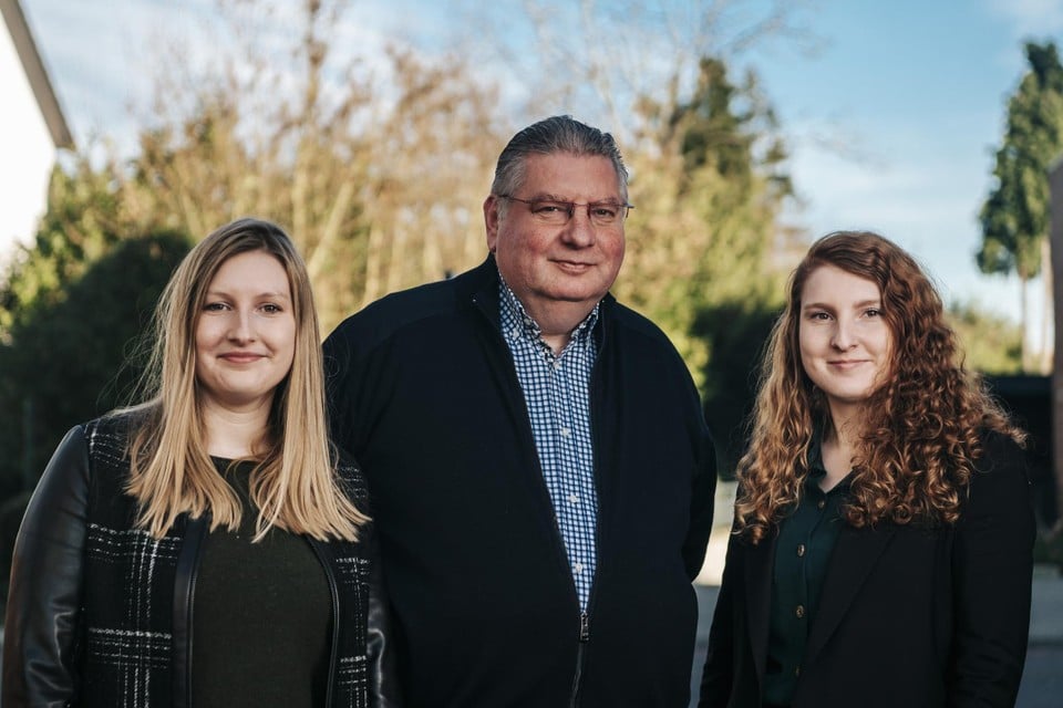Raymond Cretskens, met Jerica en Orfea, twee van de drie dochters die  het bedrijf in handen nemen. 