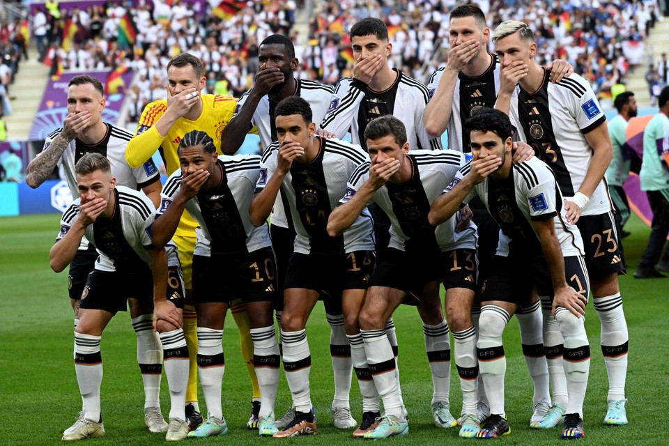 De Duitsers voor de match tegen Japan. Ze zijn het beu dat hen het zwijgen wordt opgelegd. 