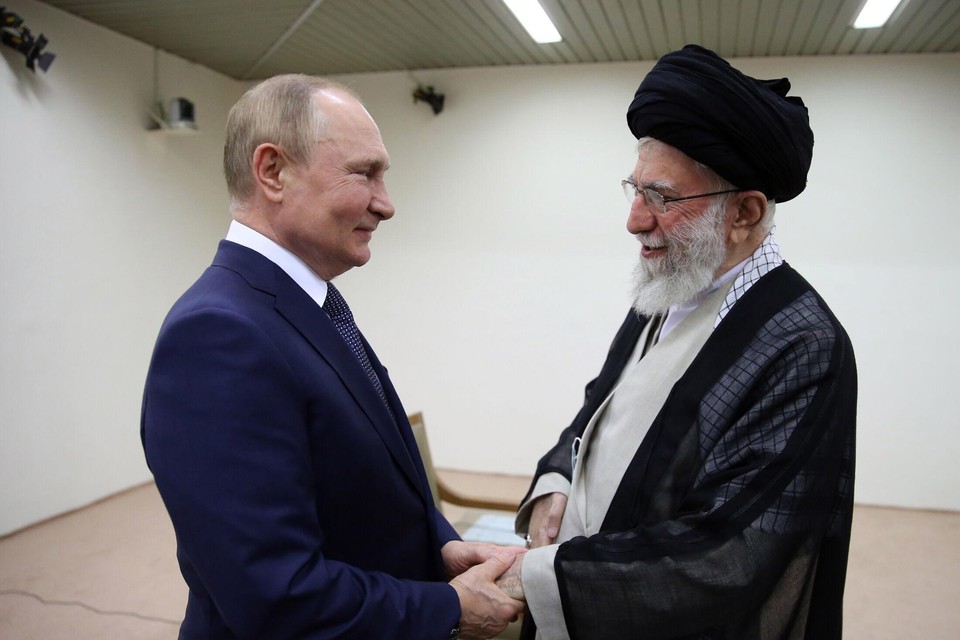 Vladimir Poetin en ayatollah Ali Khamenei begroeten elkaar in Teheran. 