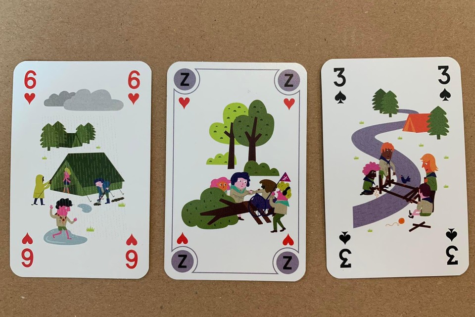 Enkele kaarten uit het nieuwe kaartspel dat alle scoutsleden krijgen. De harten dame is hier vervangen door harten zilver. 
