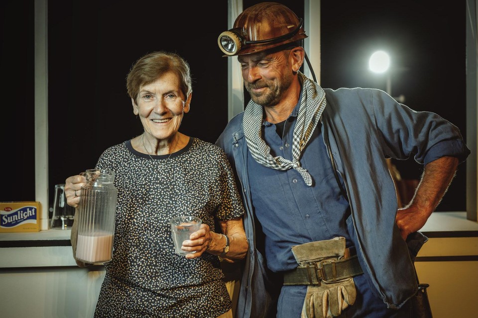 Het prachtige levensverhaal van Hilda Put (78), hier naast ex-mijnwerker Eddy Pluymers, is nu de kern van theaterstuk ‘Wit Goud Zwart Stof’.  