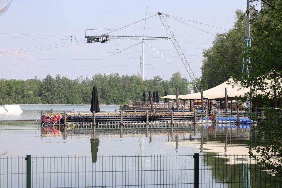 Het drijvend terras op het water van Terhills Cablepark ligt nog 15 centimeter onder water door de hoge waterstand in de plas.