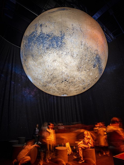 Een grote lichtgevende bol met het Marsoppervlak van kunstenaar Luke Jerram wacht u aan het eind van de expo op. 