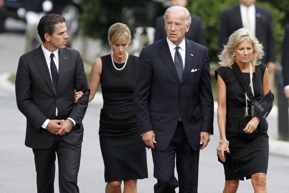 Een foto uit 2009 van de Bidens: Hunter Biden, zijn toenmalige echtgenote Kathleen Buhle, Joe Biden en zijn vrouw Jill.  