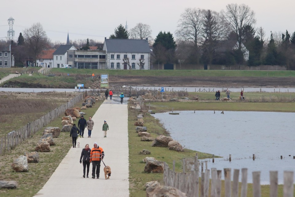 In het gebied Bichterweerd in Rotem wandelden opvallend veel toeristen om de hoge waterstand van de Maas te zien. 