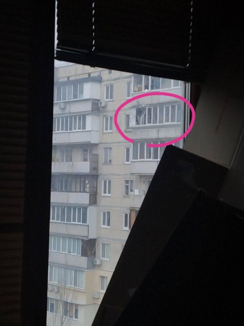 ‘Dit is een appartement dat zojuist door een Russische tank werd geraakt’, schrijft Zelenyuk. 