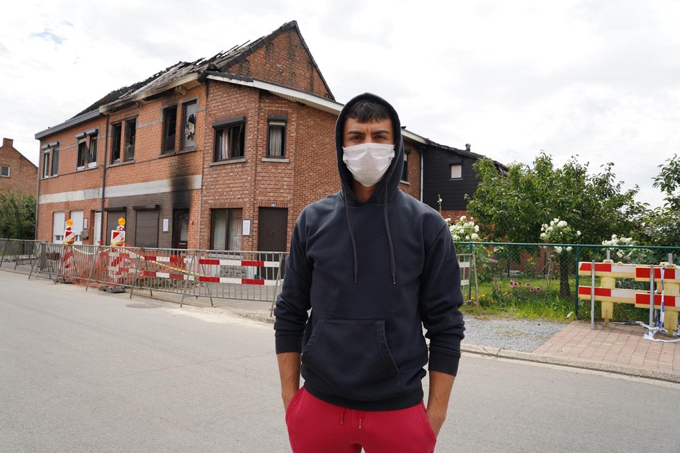 Beringenaar Mehmet-Ali Erbay, initiatiefnemer van de geldinzamelactie, aan de woningen waar de brand uitbrak. 