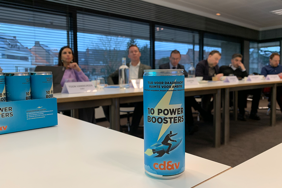 Na afloop van het rondetafelgeprek met VKW Limburg kregen de politieke kopstukken een gepersonaliseerde ‘Powerbooster’-energiedrank mee.