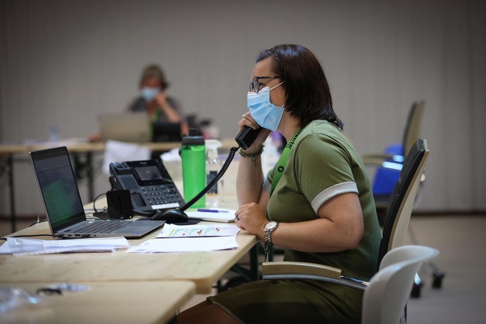 De callcentra worden overspoeld met vragen over de vervroeging van de tweede prik met AstraZeneca. 