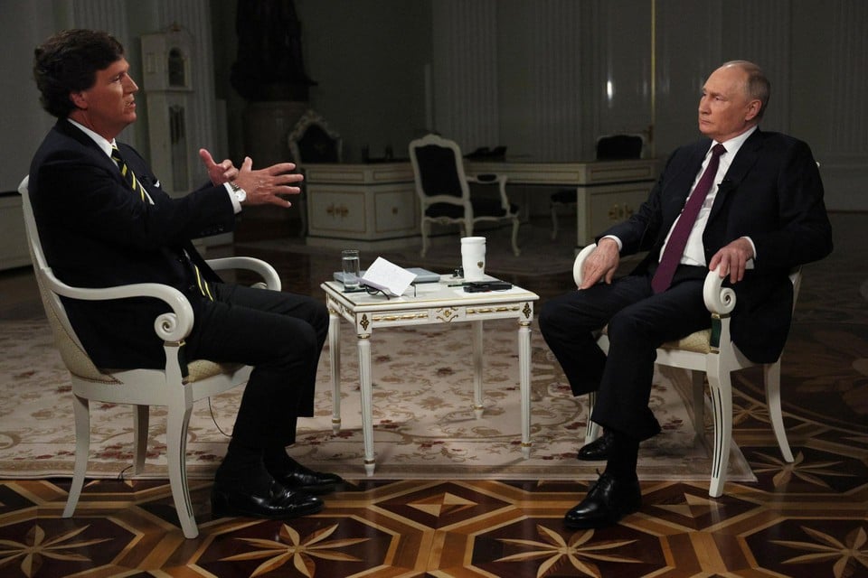 Ex-Fox News-boegbeeld Tucker Carlson (l.) legde Vladimir Poetin niet bepaald het vuur aan de schenen.