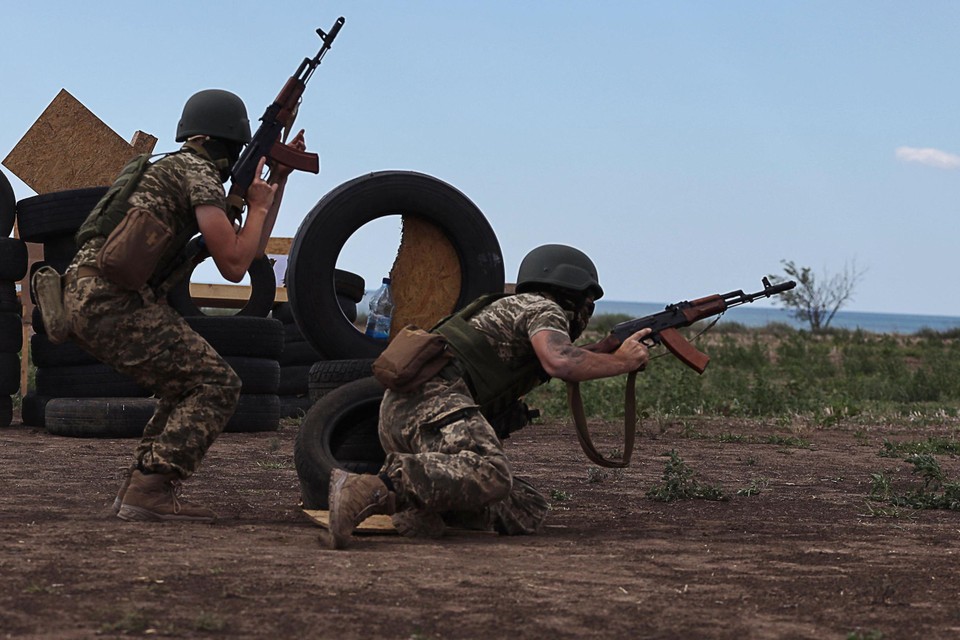 Oekraïense soldaten houden ook tijdens de oorlog schietoefeningen rond Odessa. 