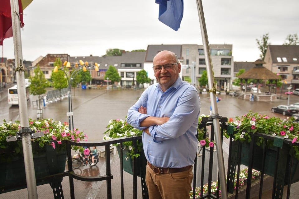 Dirk Vanseggelen op het balkon van het gemeentehuis in Pelt. “Ik ben dankbaar dat ik zolang heb mogen meewerken vanop de eerste rij.”