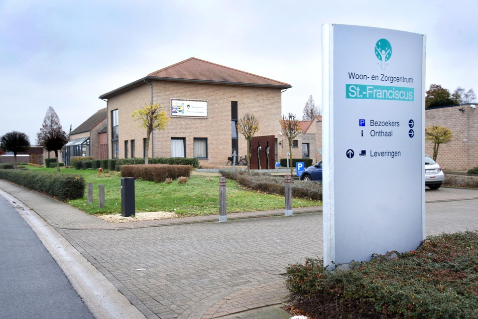 In woonzorgcentrum Sint-Franciscus in Tongeren zijn 30 bewoners en 15 personeelsleden besmet. 