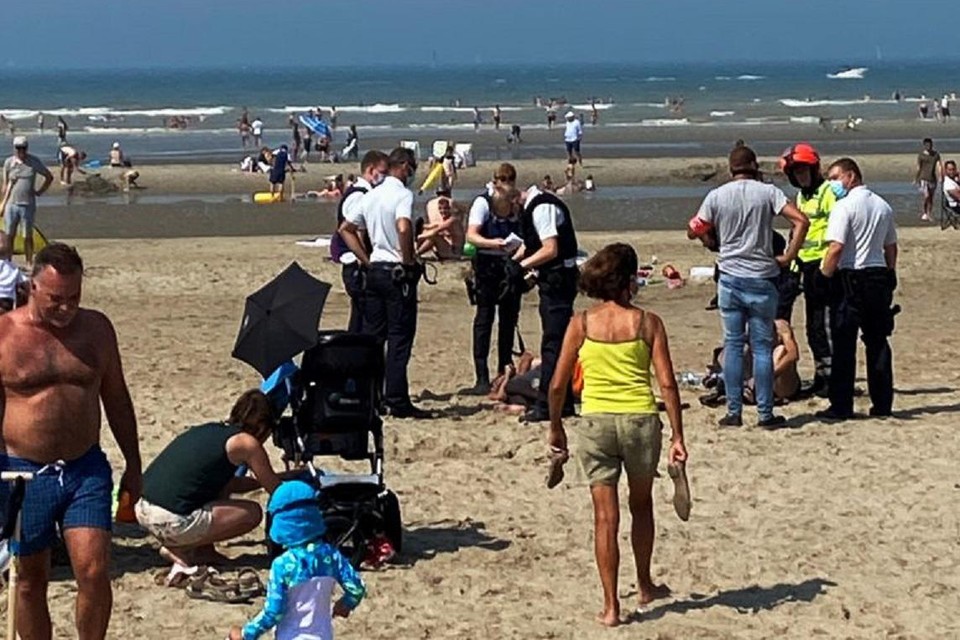 De politie had afgelopen weekend heel wat last met weerspannige toeristen aan de kust. 