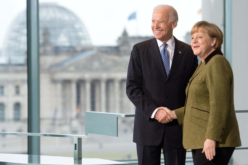 Een beeld uit 2013: Angela Merkel ontvangt in Berlijn toenmalig vicepresident Joe Biden. Wie schudt Biden straks in Europa de hand?  
