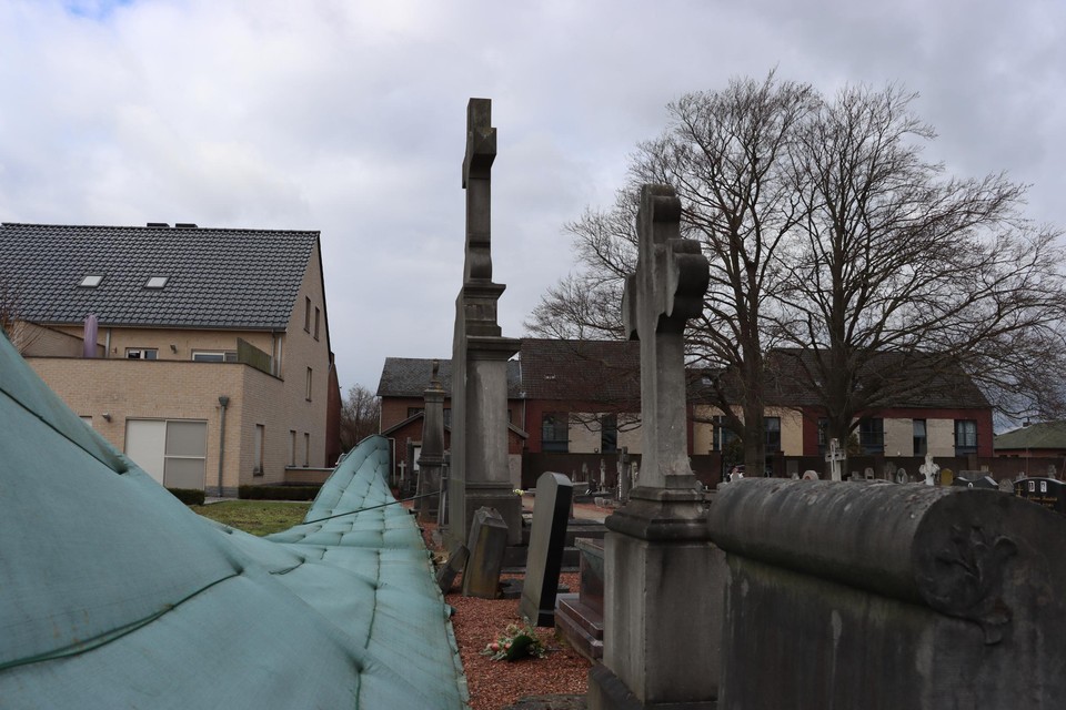 De omgevallen omheining van de oude geklasseerde begraafplaats. 