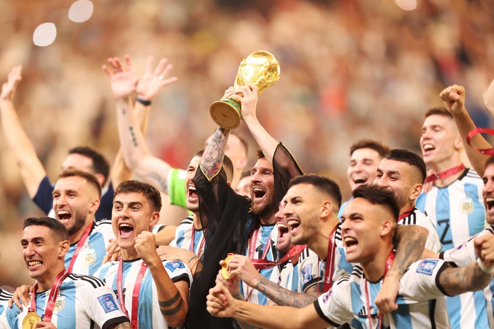 Argentinië is de nieuwe wereldkampioen in het voetbal. Aanvoerder Messi mag de felbegeerde wereldbeker in de lucht steken. 