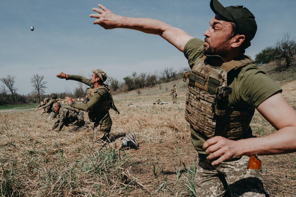 Soldaten van het 2de Internationaal Legioen van het Oekraïense leger volgen een opleiding in de regio Donetsk.