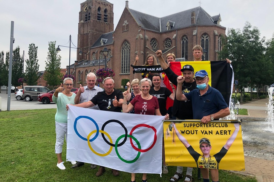 De trouwe leden van de supportersclub van Wout van Aert in Lille juichen om de zilveren plak op de Olympische Spelen. 