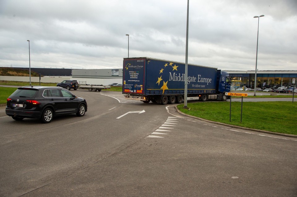 Op de rotonde aan De Pauze in Tongeren, vlakbij de E313, was er maandag een geval van verkeersagressie. Deze voertuigen waren niet betrokken bij het incident. 