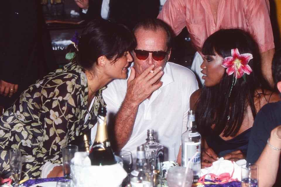 Jack Nicholson met modellen Helena Christensen en Naomi Campbell op een feestje in Parijs, in 1995.