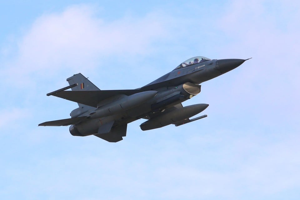 Op dit moment bewaken vier Belgische F-16’s het Baltische luchtruim vanuit Estland. Volgens waarnemers zal België uiterlijk tot 2028 met F-16’s vliegen. Daarna zijn ze te oud.  