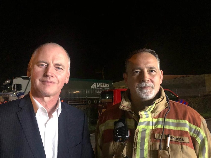 Burgemeester Marino Keulen en brandweerkapitein Frank Partoens gaven woensdagavond toelichting over de brandbestrijding. 