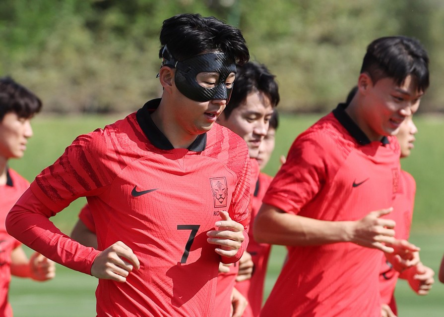 Heung-Min Son met masker. 