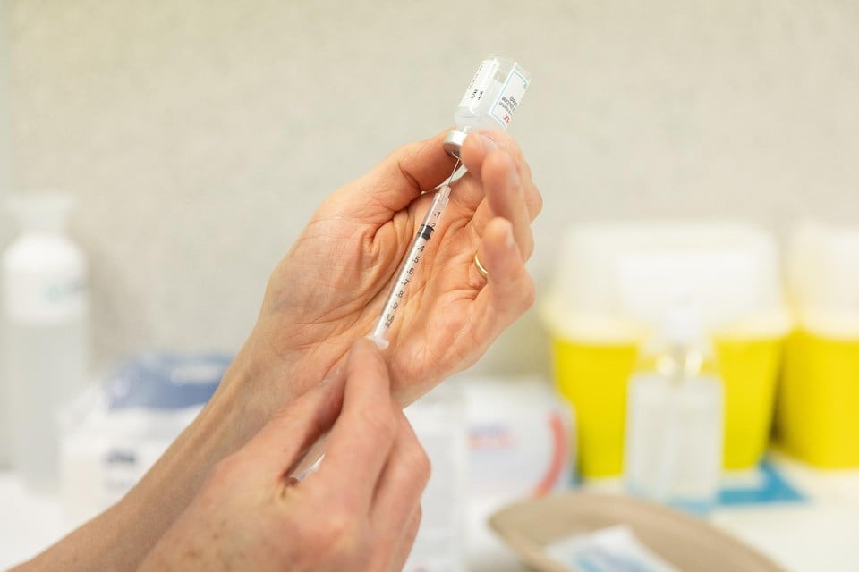 Door de opkomst van nieuwe omikronvarianten, wordt de ontwikkeling van bijgewerkte vaccins des te belangrijker. 