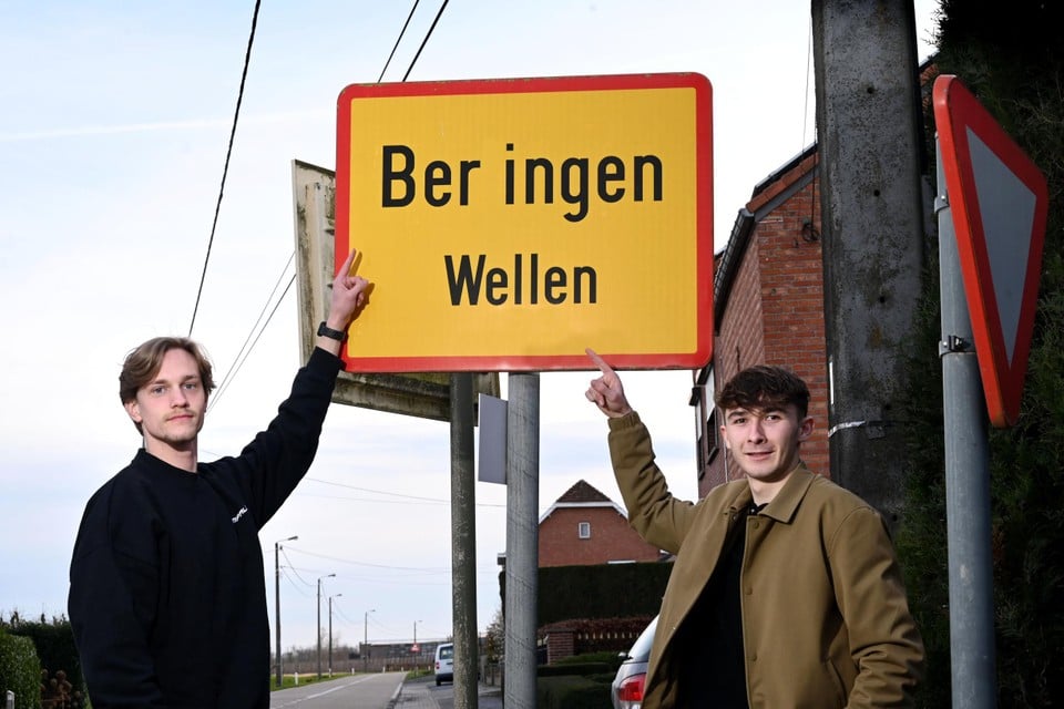 Michiel Decoopman en Robbe Martens voor het bord van Berlingen in Wellen. Zonder de ‘l’ is het straks Beringen versus Wellen.