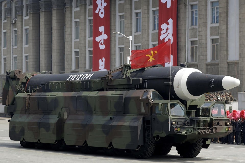 Tijdens een militaire parade toont het Noord-Koreaanse leger een raket die volgens westerse bronnen de Hwasong-12 is. 