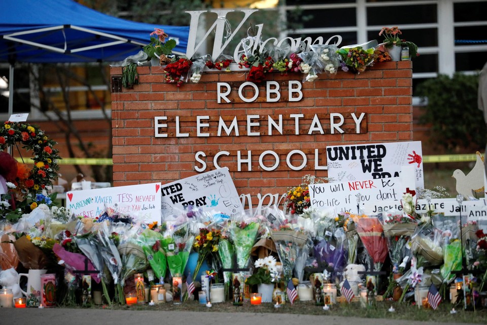 De plek waar het bloedbad plaatsvond: Robb Elementary School in Uvdale, Texas. 