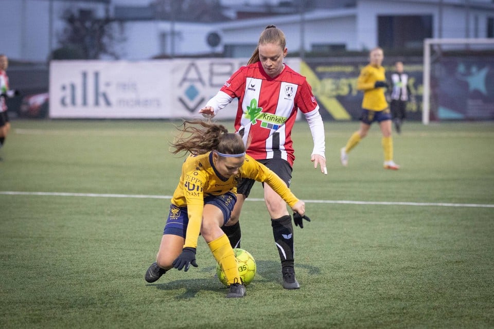 Speelmans, hier op een beeld uit de heenronde, nam de vijfde treffer van Alken tegen STVV voor haar rekening.