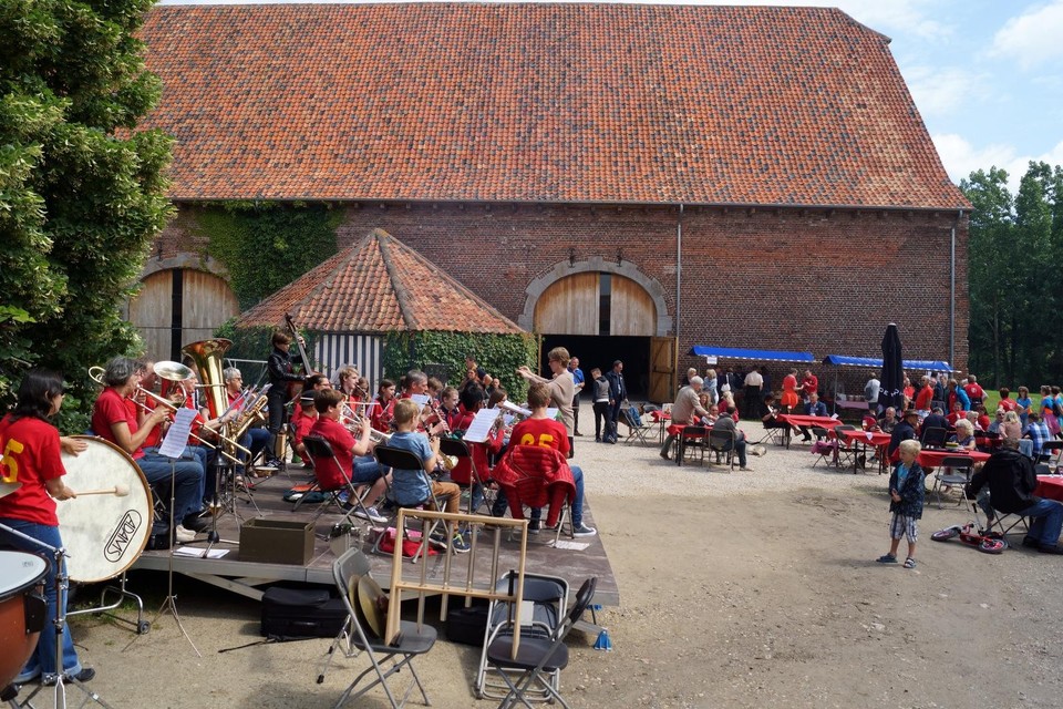 De Herkenrodehoeve in Opheers is de startlocatie van het Klaprozen- en akkerbloemenfestival. 