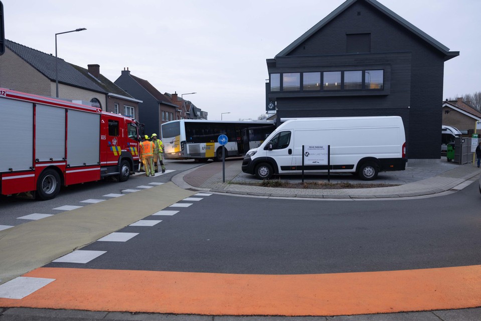 De autobus reed vanuit de Schoolstraat de Broekstraat in, waar het al na enkele meters fout liep.
