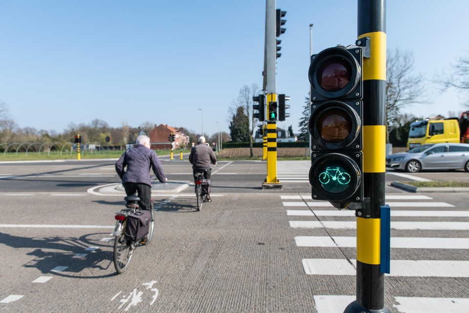 Herhalingslichten hangen op ooghoogte van fietsers aan verkeerslichten en zorgen voor meer veiligheid en comfort bij het oversteken. 