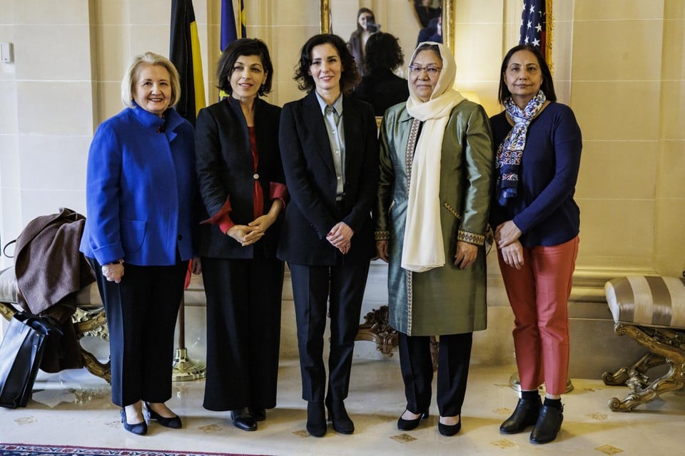 Minister van Buitenlandse Zaken Hadja Lahbib (midden) ontmoette in Washington vrouwen van het Afghaanse middenveld.