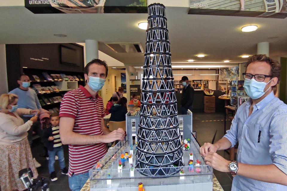 Thomas en Roy bouwden met LEGO-steentjes een replica van het glasmuseum. 