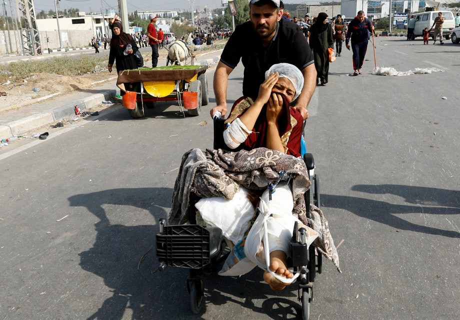Een gewone Palestijnse vrouw wordt weggebracht na het bombardement op het al-Shifa hospitaal in Gaza-Stad.