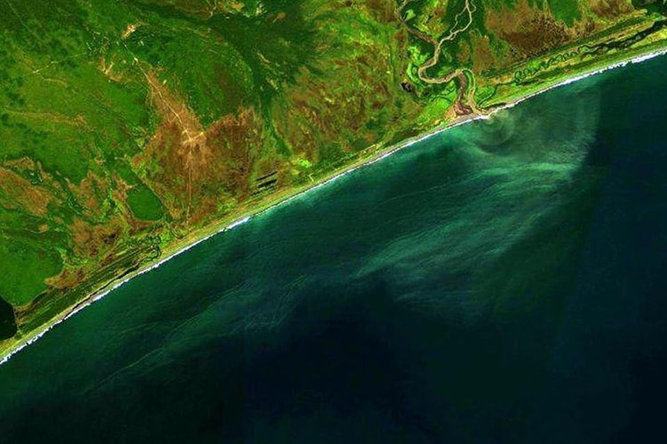 Satellietbeelden tonen de vervuiling, die het sterkst is bij de kustlijn.  