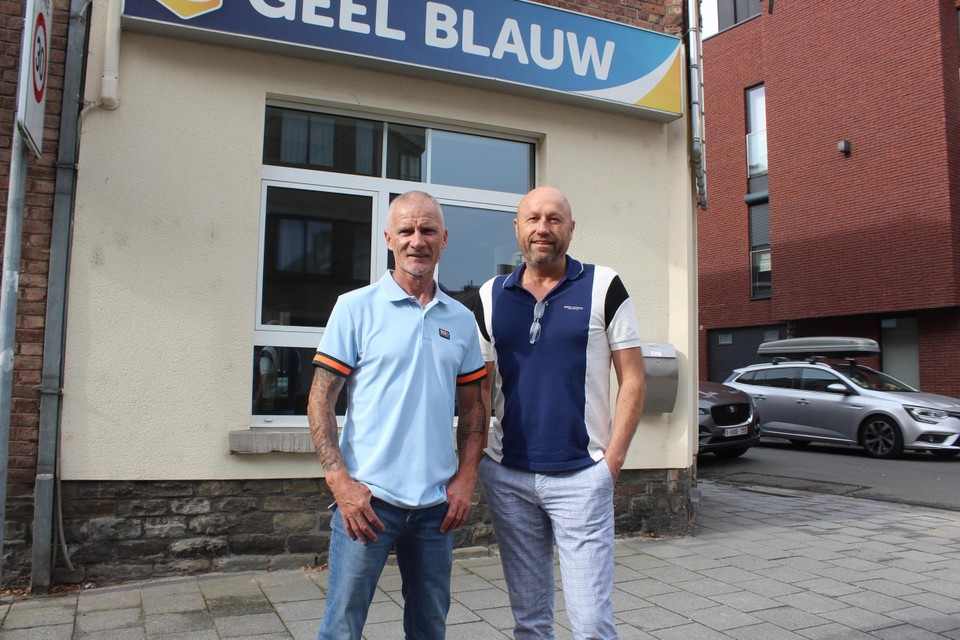 Danny Boffin (links) en Geert Vandikkelen voor het gebouw waar hun nieuwe interimkantoor straks opent.