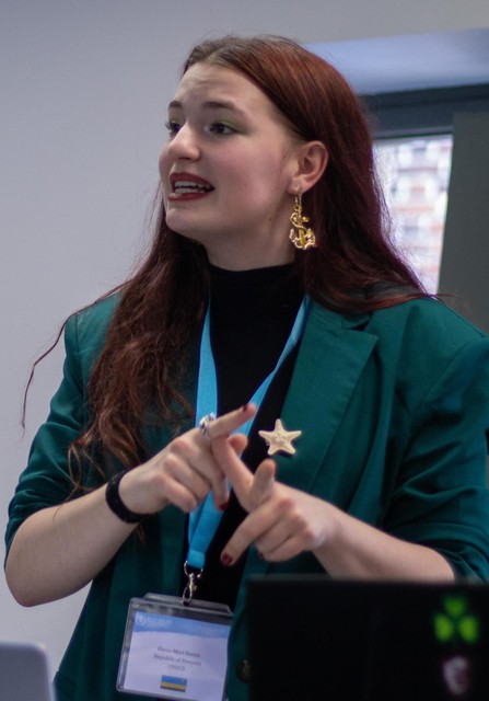 Elena-Mari in actie tijdens een debat.