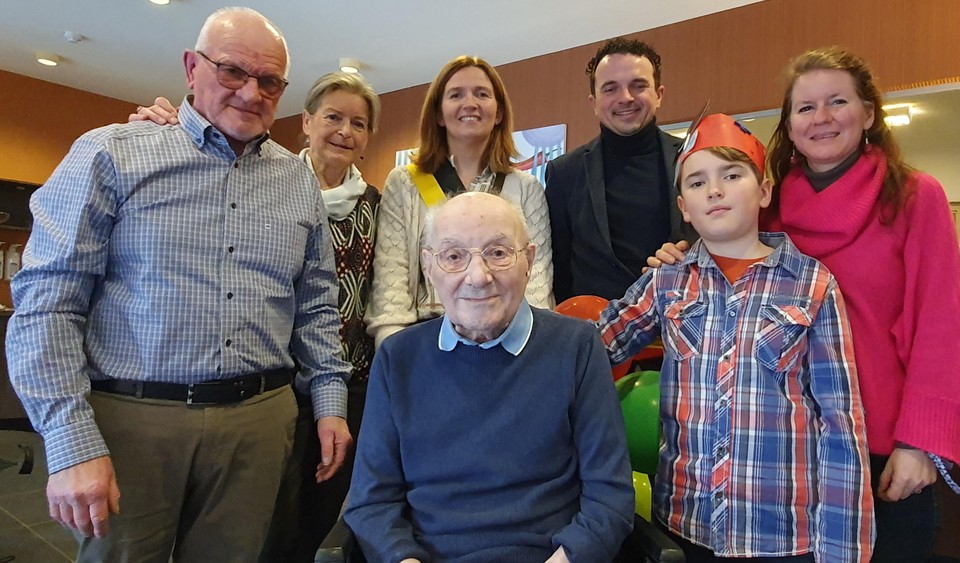 Fons en zijn familie op zijn 100ste verjaardag.