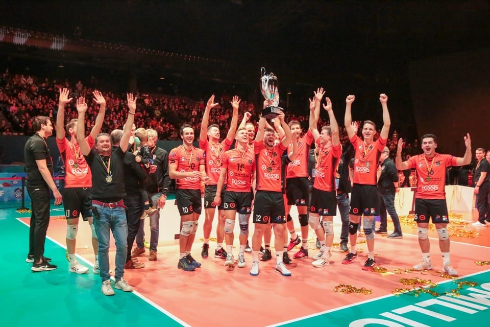 De spelers van Gent triomferen met de trofee. 