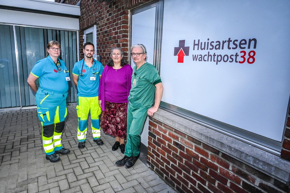 Spoedartsen Barbara Vantroyen (links) en Nick Pans (rechts) en hoofdverpleegkundige Geert Berden van de spoeddienst van Sint-Trudo met spoedarts Marleen Colson van de Huisartsenwachtpost.