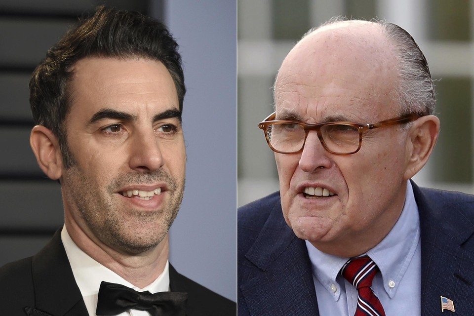 Rudy Giuliani (rechts) kon niet lachen met de grollen van komiek Sacha Baron Cohen (links). 