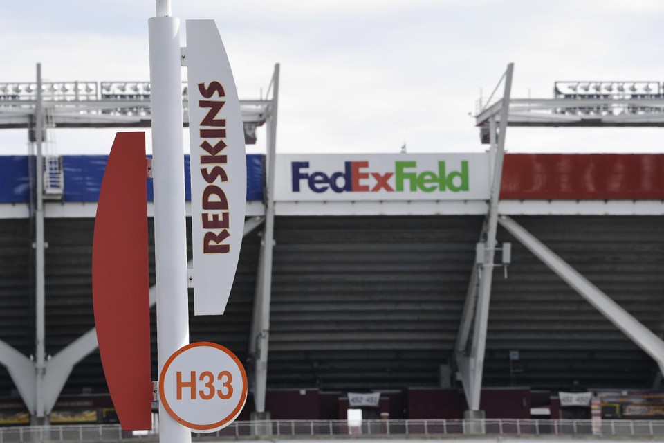 Sponsor FedEx betaalde veel geld om het stadion op te dopen  tot FedExField. 