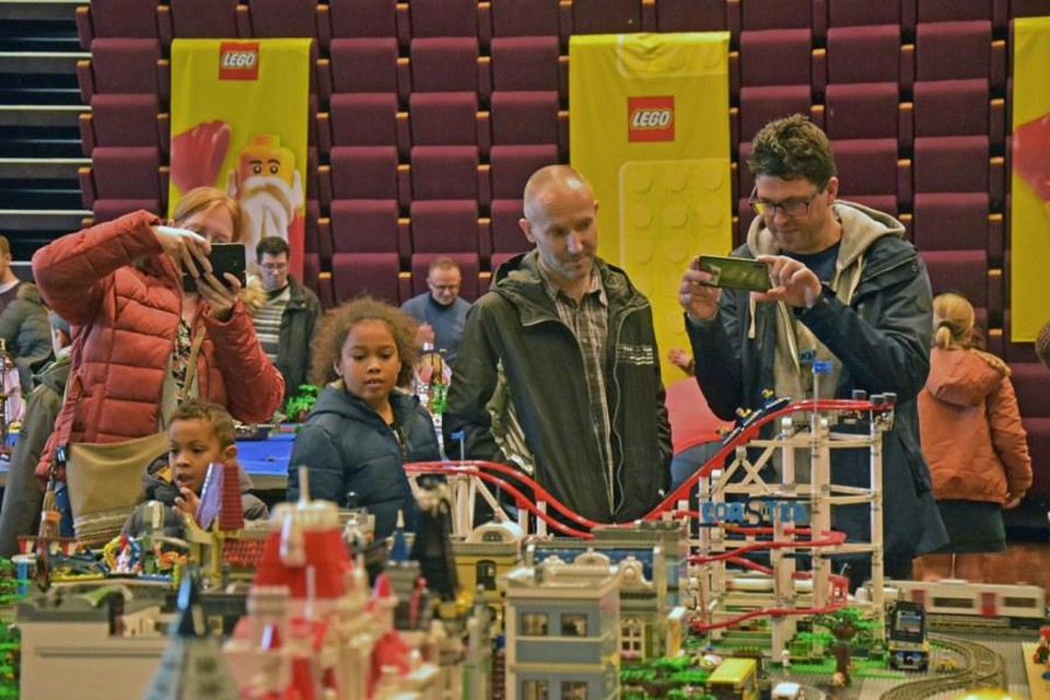 Onder de naam Kicks and Bricks organiseert de vereniging jaarlijks in november een expo van indrukwekkende Lego-constructies, die tot 2.500 bezoekers op de been brengt.