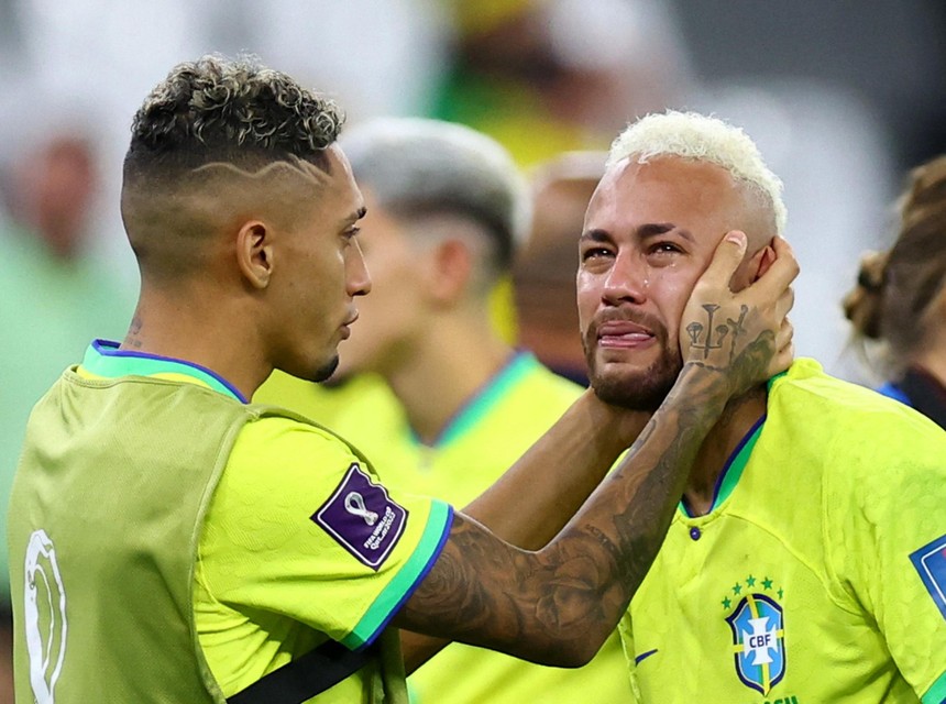 Raphinha probeert Neymar te troosten. 