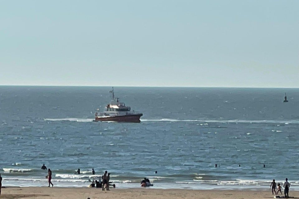Verschillende boten van de scheepvaartpolitie en strandreddingsdienst speuren het water af. 